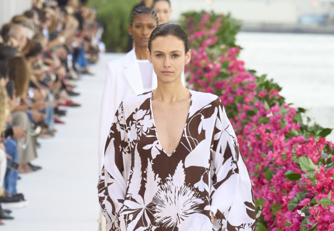 Ο Michael Kors γέμισε με βουκαμβίλιες το Brooklyn και μας μετέφερε νοερά στη Μεσόγειο των '60s