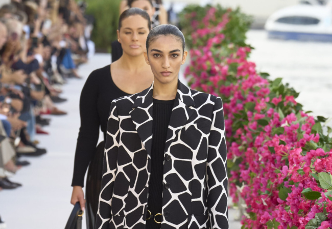 Ο Michael Kors γέμισε με βουκαμβίλιες το Brooklyn και μας μετέφερε νοερά στη Μεσόγειο των '60s