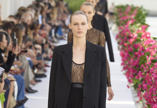 Ο Michael Kors γέμισε με βουκαμβίλιες το Brooklyn και μας μετέφερε νοερά στη Μεσόγειο των '60s