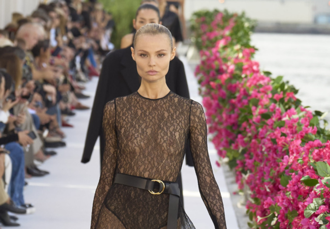 Ο Michael Kors γέμισε με βουκαμβίλιες το Brooklyn και μας μετέφερε νοερά στη Μεσόγειο των '60s