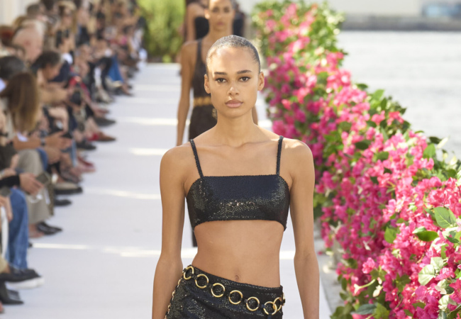 Ο Michael Kors γέμισε με βουκαμβίλιες το Brooklyn και μας μετέφερε νοερά στη Μεσόγειο των '60s
