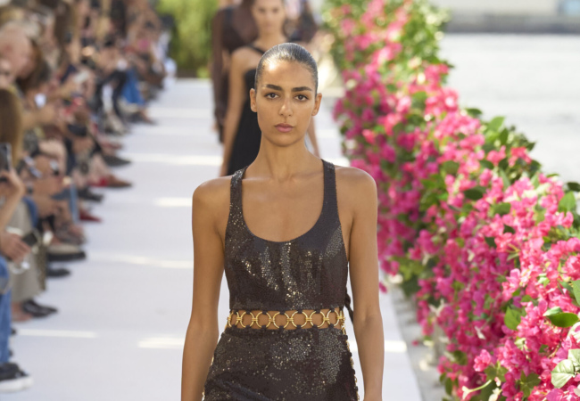 Ο Michael Kors γέμισε με βουκαμβίλιες το Brooklyn και μας μετέφερε νοερά στη Μεσόγειο των '60s