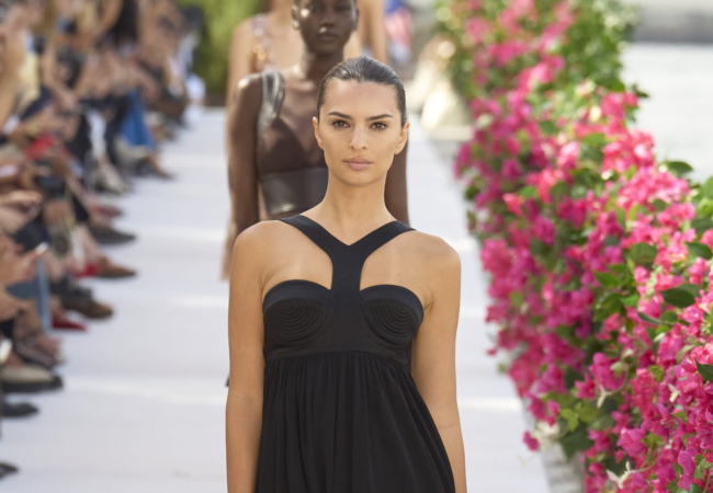 Ο Michael Kors γέμισε με βουκαμβίλιες το Brooklyn και μας μετέφερε νοερά στη Μεσόγειο των '60s