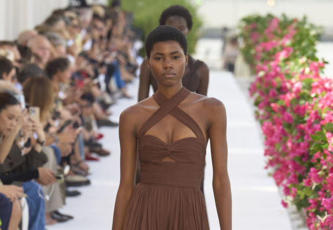 Ο Michael Kors γέμισε με βουκαμβίλιες το Brooklyn και μας μετέφερε νοερά στη Μεσόγειο των '60s