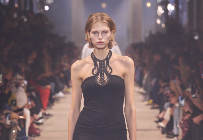 Η αβίαστη κι ανέμελη συλλογή της Isabel Marant για την SS'24 εκπέμπει φως κι αισιοδοξία