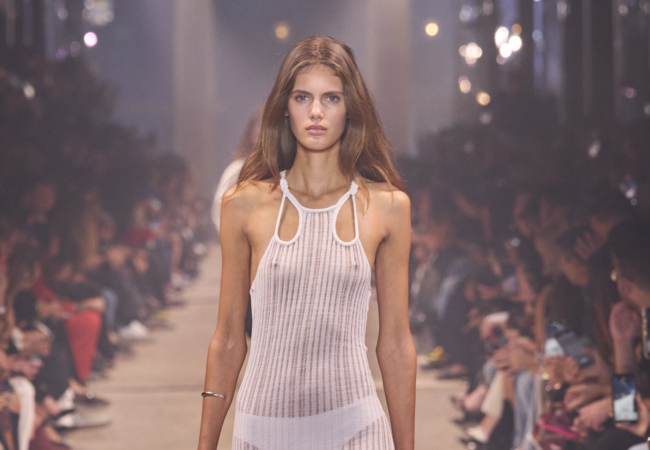 Η αβίαστη κι ανέμελη συλλογή της Isabel Marant για την SS'24 εκπέμπει φως κι αισιοδοξία