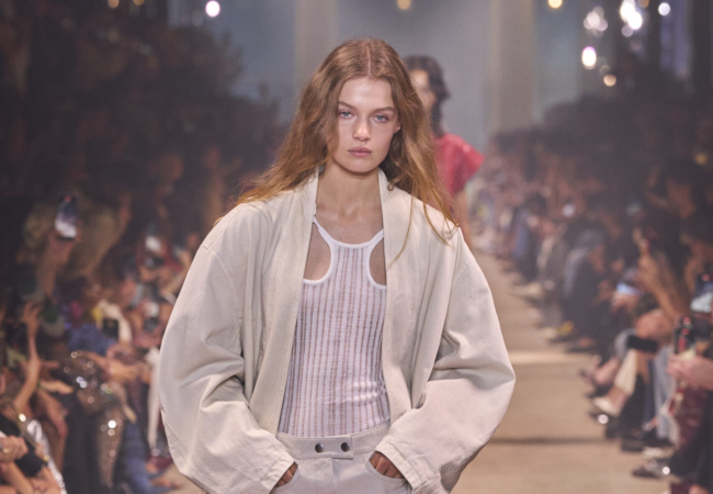 Η αβίαστη κι ανέμελη συλλογή της Isabel Marant για την SS'24 εκπέμπει φως κι αισιοδοξία