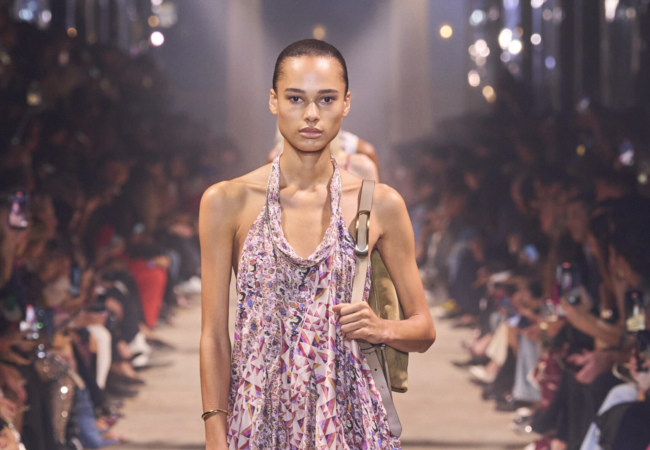 Η αβίαστη κι ανέμελη συλλογή της Isabel Marant για την SS'24 εκπέμπει φως κι αισιοδοξία