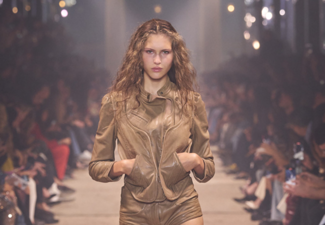 Η αβίαστη κι ανέμελη συλλογή της Isabel Marant για την SS'24 εκπέμπει φως κι αισιοδοξία