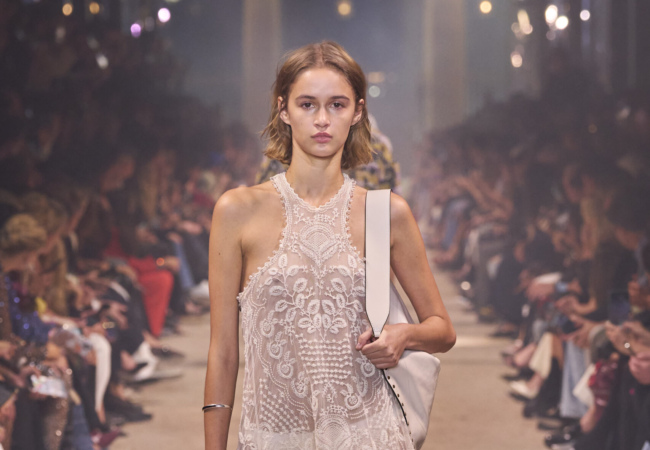 Η αβίαστη κι ανέμελη συλλογή της Isabel Marant για την SS'24 εκπέμπει φως κι αισιοδοξία
