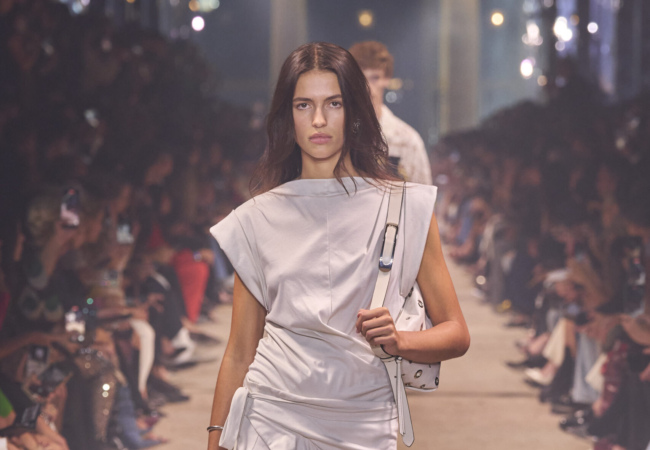 Η αβίαστη κι ανέμελη συλλογή της Isabel Marant για την SS'24 εκπέμπει φως κι αισιοδοξία
