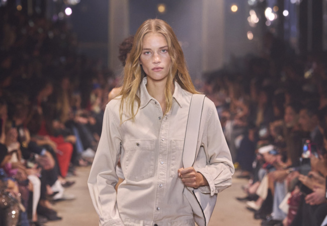 Η αβίαστη κι ανέμελη συλλογή της Isabel Marant για την SS'24 εκπέμπει φως κι αισιοδοξία