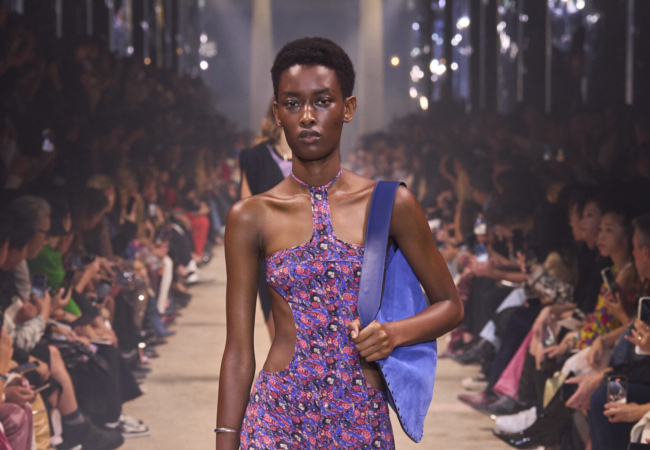 Η αβίαστη κι ανέμελη συλλογή της Isabel Marant για την SS'24 εκπέμπει φως κι αισιοδοξία
