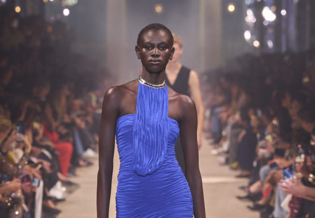 Η αβίαστη κι ανέμελη συλλογή της Isabel Marant για την SS'24 εκπέμπει φως κι αισιοδοξία