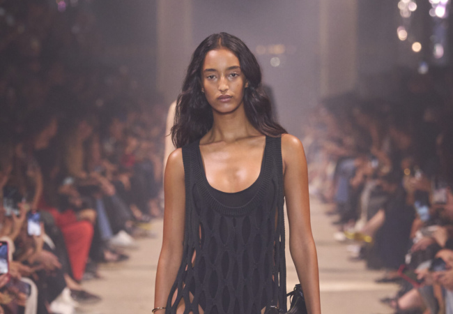 Η αβίαστη κι ανέμελη συλλογή της Isabel Marant για την SS'24 εκπέμπει φως κι αισιοδοξία