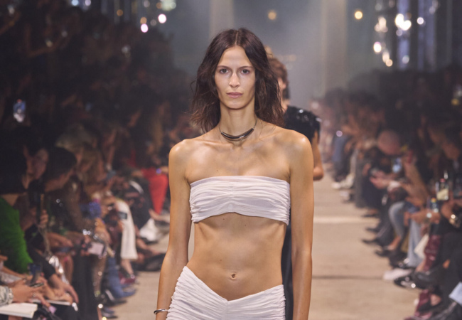 Η αβίαστη κι ανέμελη συλλογή της Isabel Marant για την SS'24 εκπέμπει φως κι αισιοδοξία