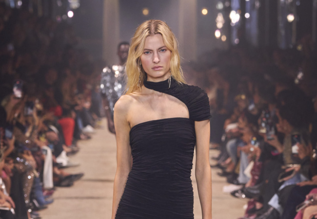 Η αβίαστη κι ανέμελη συλλογή της Isabel Marant για την SS'24 εκπέμπει φως κι αισιοδοξία