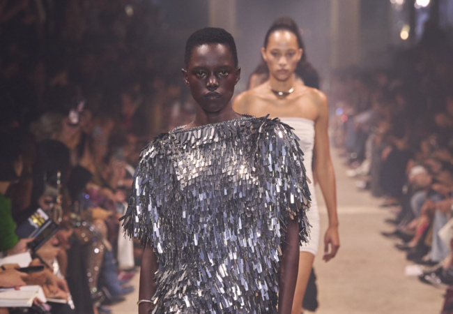 Η αβίαστη κι ανέμελη συλλογή της Isabel Marant για την SS'24 εκπέμπει φως κι αισιοδοξία