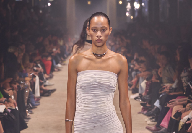 Η αβίαστη κι ανέμελη συλλογή της Isabel Marant για την SS'24 εκπέμπει φως κι αισιοδοξία