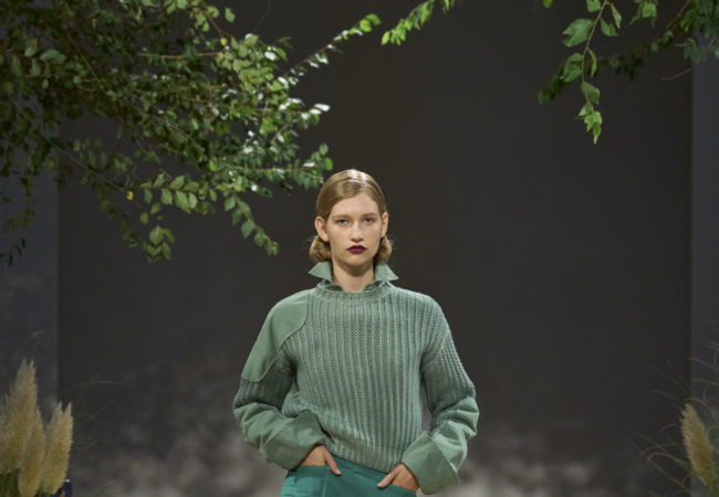 Normcore trend: Από τη Miu Miu μέχρι τον Gucci οι συλλογές SS'24 αποκτούν απλότητα και χρηστικότητα