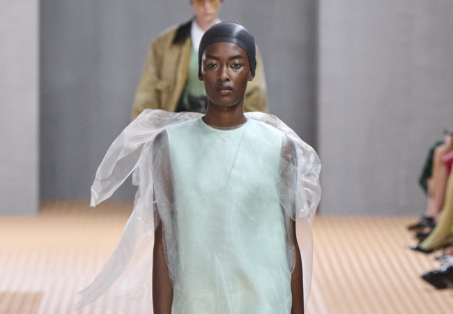 Το κοινό στοιχείο στην πασαρέλα των Prada και Emporio Armani ήταν η ανάλαφρη, σαν πέπλο οργάντζα