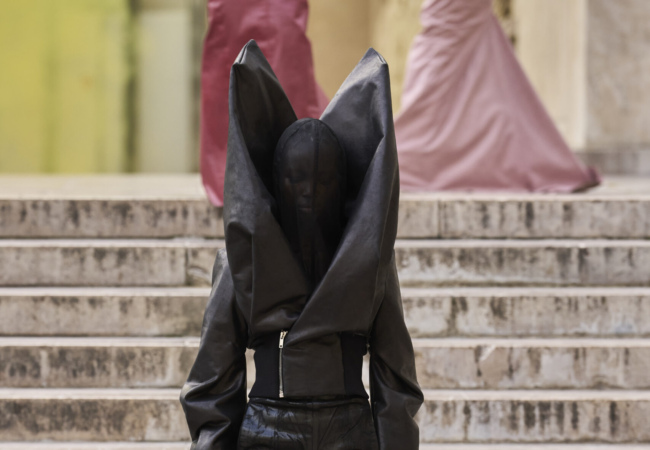 Απόκοσμες φιγούρες με sculpture δερμάτινα και ογκώδη ρούχα πρωταγωνίστησαν στο show του Rick Owens
