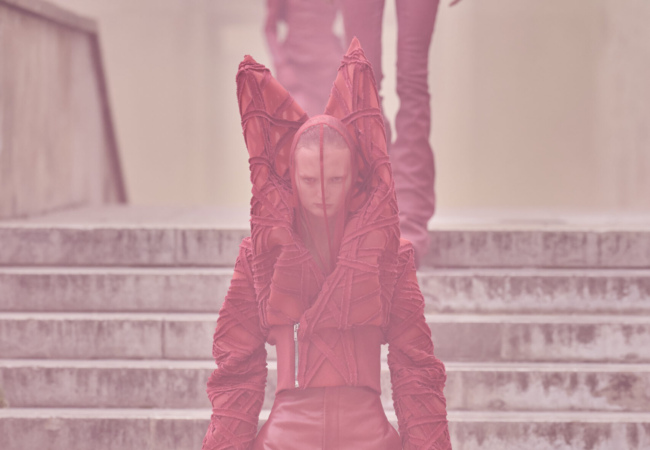 Απόκοσμες φιγούρες με sculpture δερμάτινα και ογκώδη ρούχα πρωταγωνίστησαν στο show του Rick Owens