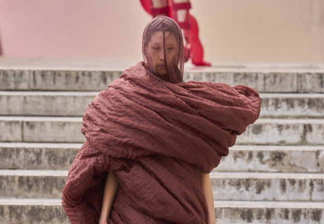 Απόκοσμες φιγούρες με sculpture δερμάτινα και ογκώδη ρούχα πρωταγωνίστησαν στο show του Rick Owens