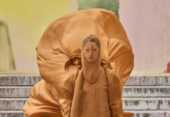 Απόκοσμες φιγούρες με sculpture δερμάτινα και ογκώδη ρούχα πρωταγωνίστησαν στο show του Rick Owens