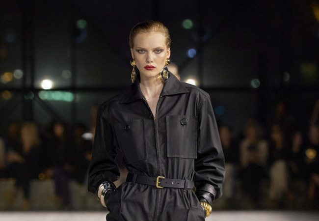 Utility και safari chic με late '70s αέρα ήταν το show για την SS' 24 του Saint Laurent