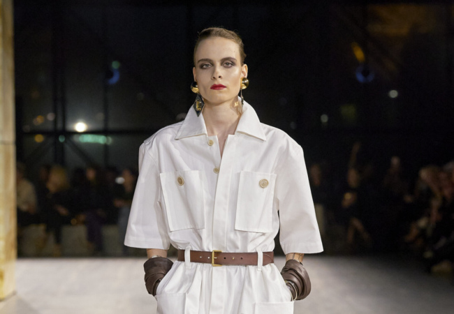 Utility και safari chic με late '70s αέρα ήταν το show για την SS' 24 του Saint Laurent 