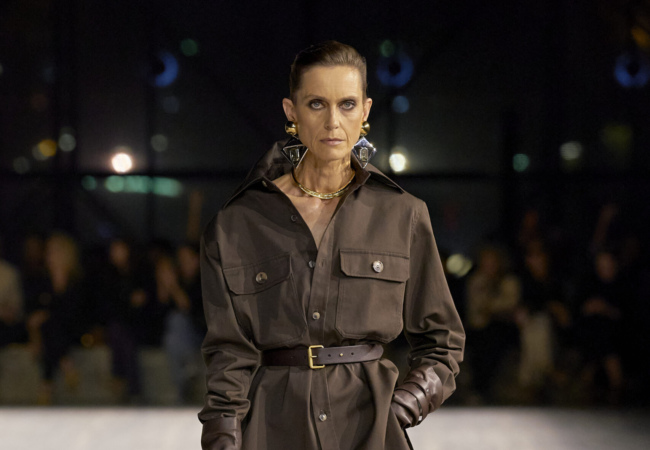 Η επιστροφή του θρυλικού «Saharan jacket» του Saint Laurent που θα φορέσουμε το '24 και όχι μόνο