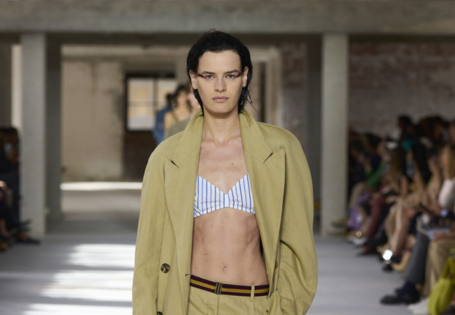 Ο Dries Van Noten μετέτρεψε καθημερινά υφάσματα σε κομψά σύνολα και τα παρουσίασε στην πασαρέλα