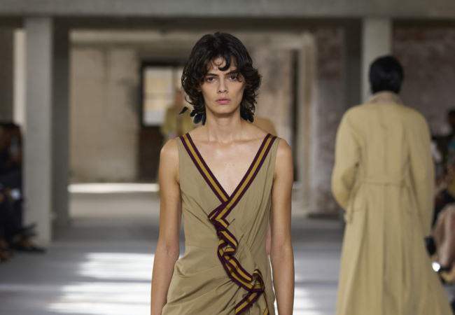 Ο Dries Van Noten μετέτρεψε καθημερινά υφάσματα σε κομψά σύνολα και τα παρουσίασε στην πασαρέλα