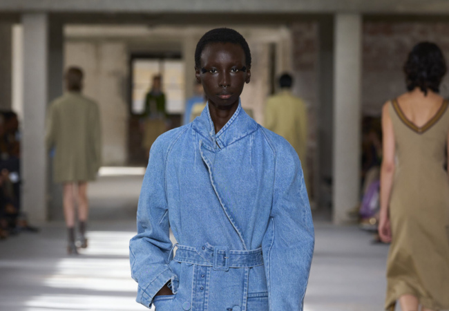 Ο Dries Van Noten μετέτρεψε καθημερινά υφάσματα σε κομψά σύνολα και τα παρουσίασε στην πασαρέλα