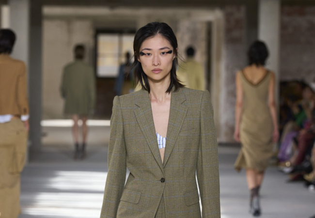 Ο Dries Van Noten μετέτρεψε καθημερινά υφάσματα σε κομψά σύνολα και τα παρουσίασε στην πασαρέλα