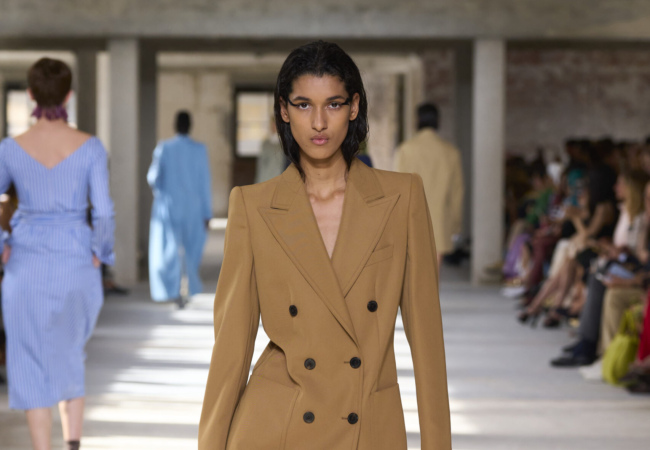 Ο Dries Van Noten μετέτρεψε καθημερινά υφάσματα σε κομψά σύνολα και τα παρουσίασε στην πασαρέλα
