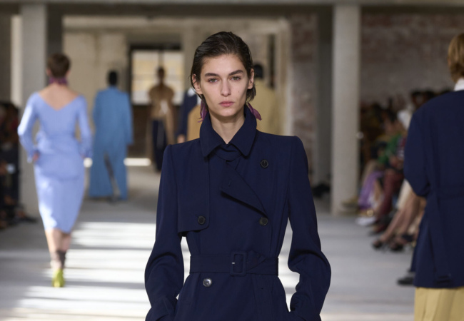 Ο Dries Van Noten μετέτρεψε καθημερινά υφάσματα σε κομψά σύνολα και τα παρουσίασε στην πασαρέλα