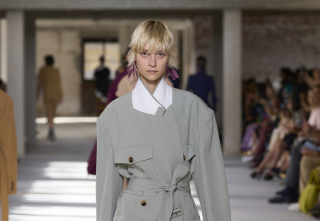 Ο Dries Van Noten μετέτρεψε καθημερινά υφάσματα σε κομψά σύνολα και τα παρουσίασε στην πασαρέλα