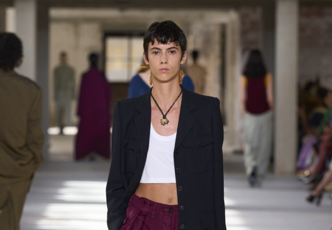 Ο Dries Van Noten μετέτρεψε καθημερινά υφάσματα σε κομψά σύνολα και τα παρουσίασε στην πασαρέλα