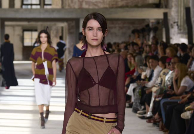Ο Dries Van Noten μετέτρεψε καθημερινά υφάσματα σε κομψά σύνολα και τα παρουσίασε στην πασαρέλα