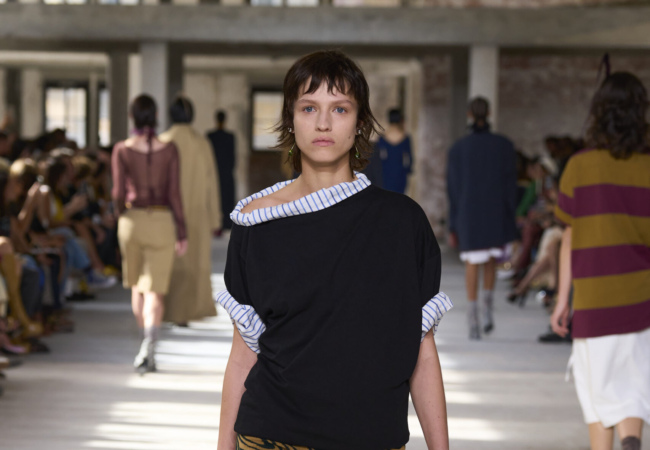 Ο Dries Van Noten μετέτρεψε καθημερινά υφάσματα σε κομψά σύνολα και τα παρουσίασε στην πασαρέλα
