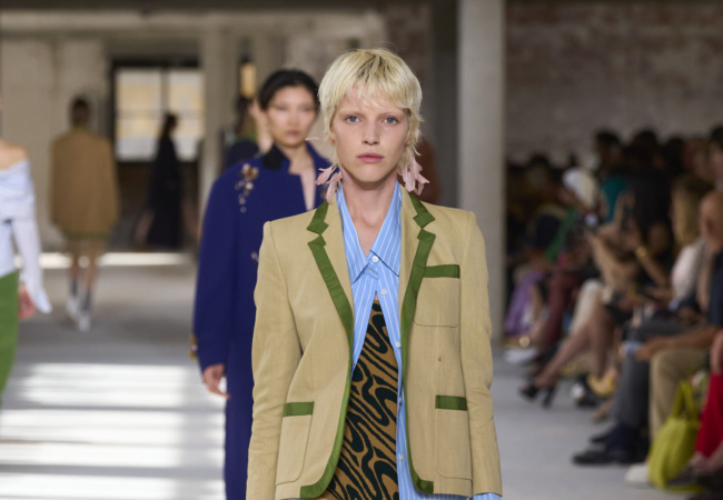 Ο Dries Van Noten μετέτρεψε καθημερινά υφάσματα σε κομψά σύνολα και τα παρουσίασε στην πασαρέλα