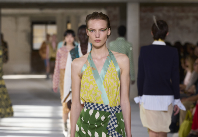 Ο Dries Van Noten μετέτρεψε καθημερινά υφάσματα σε κομψά σύνολα και τα παρουσίασε στην πασαρέλα