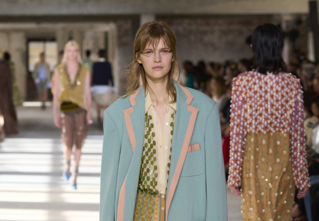Ο Dries Van Noten μετέτρεψε καθημερινά υφάσματα σε κομψά σύνολα και τα παρουσίασε στην πασαρέλα