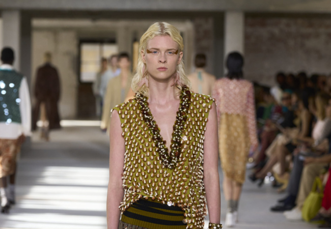 Ο Dries Van Noten μετέτρεψε καθημερινά υφάσματα σε κομψά σύνολα και τα παρουσίασε στην πασαρέλα