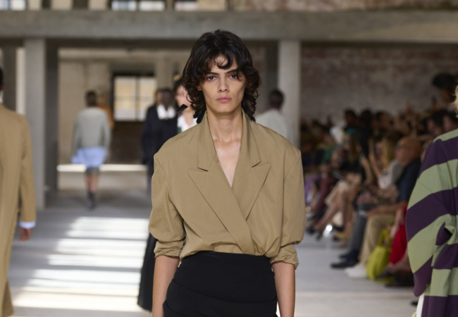 Ο Dries Van Noten μετέτρεψε καθημερινά υφάσματα σε κομψά σύνολα και τα παρουσίασε στην πασαρέλα