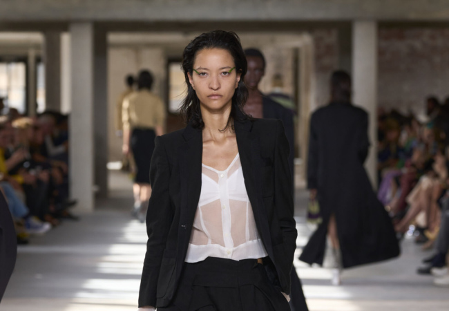 Ο Dries Van Noten μετέτρεψε καθημερινά υφάσματα σε κομψά σύνολα και τα παρουσίασε στην πασαρέλα