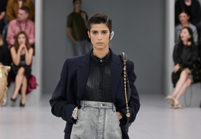 Το grey jeans είναι το νέο ασφαλές στοίχημα για το 2024