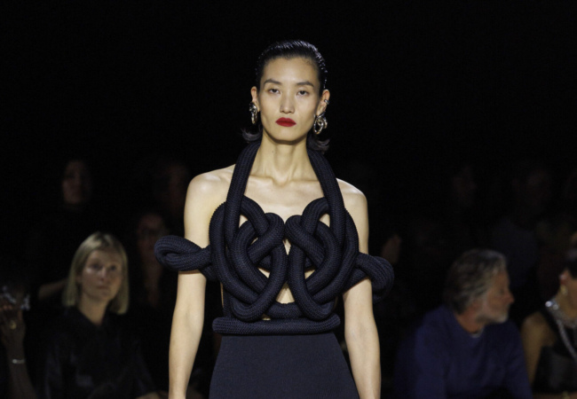 Το finale της Sarah Burton για τον McQueen και η αρχή της Louise Trotter για τον Carven